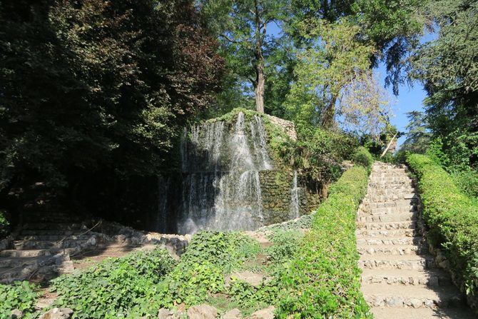 Entre los elementos que podemos encontrar destacan el monumento a Bécquer, la estatua dedicada al poeta Pushkin, fuentes, cascadas y un par de pequeños estanques, además de un palacete.