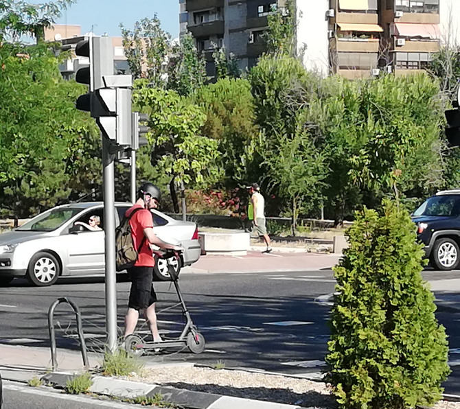 Carabante ha compartido la preocupación por la indisciplina viaria, lo que le ha llevado a apuntar que en la próxima ordenanza se regulará y ordenará el estacionamiento de los nuevos modos de movilidad, además de incluir las correspondientes sanciones. 