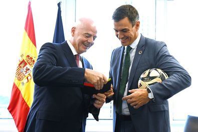 El presidente de la FIFA, Gianni Infantino, y el presidente del Gobierno de España en funciones, Pedro Sánchez, durante un encuentro el pasado septiembre.