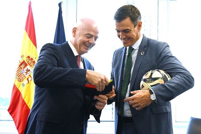 El presidente de la FIFA, Gianni Infantino, y el presidente del Gobierno de España en funciones, Pedro Sánchez, durante un encuentro el pasado septiembre.