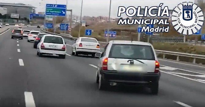 Los hechos tuvieron lugar el martes, sobre las 16.30 horas. Dos individuos cogieron estos productos típicamente navideños y, cuando llegaron a las cajas, salieron corriendo, montando en un coche y huyendo aceleradamente con varios derrapes por las calles del distrito de San Blas.