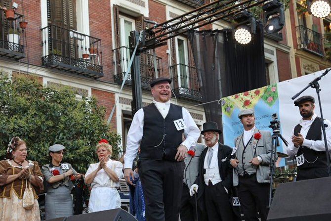 Las personas premiadas quedarán obligadas a participar en cuantos actos estime oportunos el distrito de Centro y la Comisión de Fiestas, cuya relación detallada de horarios y lugares se entregará a cada uno de los ganadores tras la elección, siendo de obligado cumplimiento que deban ir vestidas con el traje típico de su personaje. 