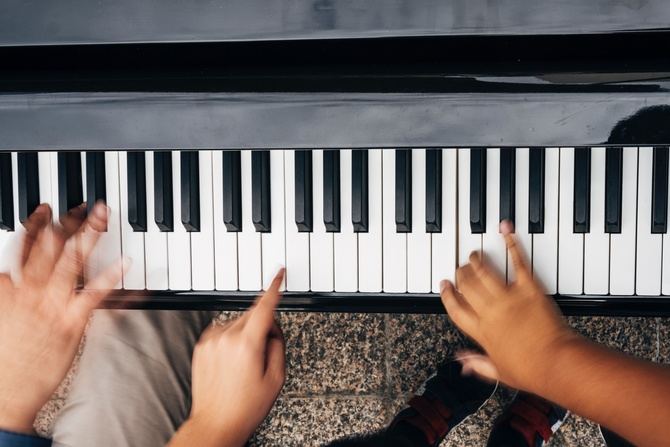 Desde las 11.00 a las 20.00 horas, los pianos se pondrán a disposición de músicos profesionales, estudiantes de conservatorio y de escuelas de música, niños y aficionados, para convertir Madrid en un gran escenario de música en directo. 