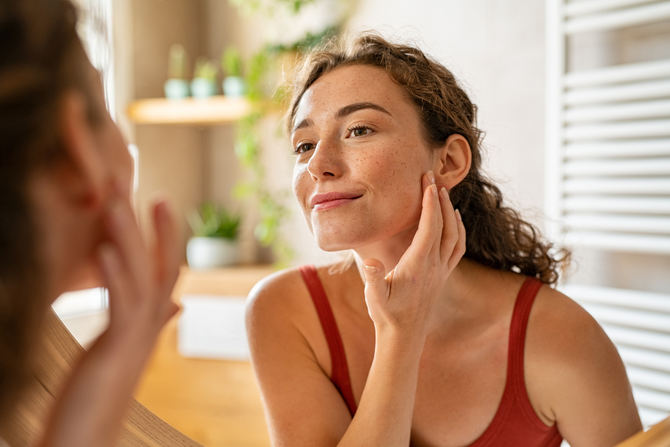 Según datos de la Academia Española de Dermatología y Venereología (AEDV), cada año se diagnostican más de 78.000 nuevos casos de cáncer de piel en España, habiendo aumentado su incidencia en un 40% en los últimos cuatro años. 