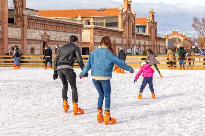 Matadero Madrid abre al público su pista de hielo este viernes, 3 de diciembre, y la Galería de Cristal del Palacio de Cibeles inaugura el próximo 17 de diciembre. Además, el Ayuntamiento de Madrid instalará otras seis pistas de hielo en diferentes puntos de la ciudad, cuya actividad arrancará de forma escalonada a partir de principios de mes.