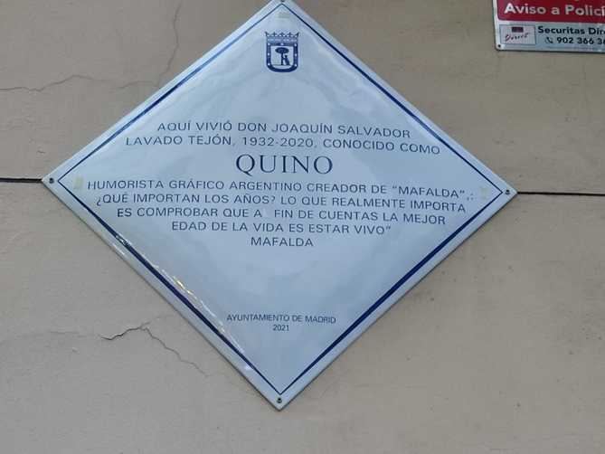 La placa se ha colocado en el número 61 de la calle de Don Ramón de la Cruz, donde el humorista, nacido en Mendoza (Argentina) de padres españoles, pasó largas temporadas en un piso de alquiler.