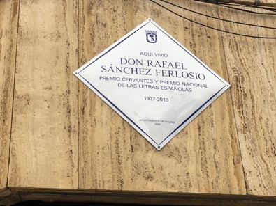 La placa en homenaje al novelista y ensayista Rafael Sánchez Ferlosio se ubica en el 12 de la calle de Pechuán, donde vivió parte de su vida el que fuera Premio Cervantes y Premio Nacional de las Letras Españolas.