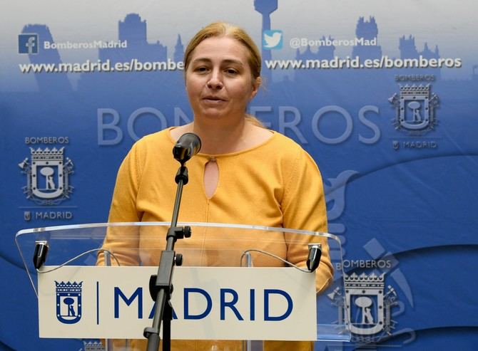 “Con esta placa queremos honrar la labor de todos aquellos valientes bomberos que trabajaron en este edificio, conocido como ‘La Dirección’, y que contaron por primera vez con un lugar fijo donde guardar material para hacer frente a los incendios”, ha destacado Inmaculada Sanz, portavoz municipal y delegada de Seguridad y Emergencias.