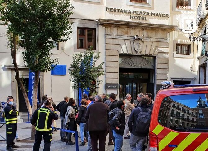 El Ayuntamiento de Madrid ha descubierto hoy una placa conmemorativa en el número 8 de la calle Imperial, el lugar que albergó el primer parque de Bomberos de la ciudad, el antiguo parque 6, inaugurado en 1884 como Delegación de Incendios y que cerró sus puertas hace cuatro años. 


