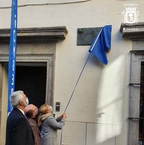 Sanz, presidió el acto, acompañada por el concejal del distrito de Centro, José Fernández, y diversos efectivos del cuerpo de Bomberos, quienes han sufragado el coste de la placa. 