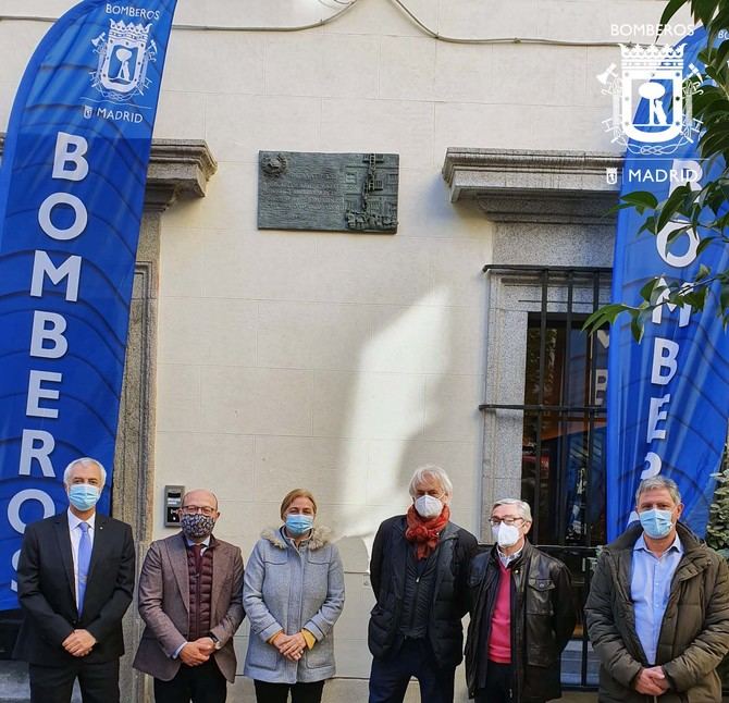 El antiguo parque 6 donde se ha ubicado la placa y que hoy acoge un hotel fue testigo, en 1908, del primer coche a motor del cuerpo o del primer vehículo autobomba, adquirido en 1916. 