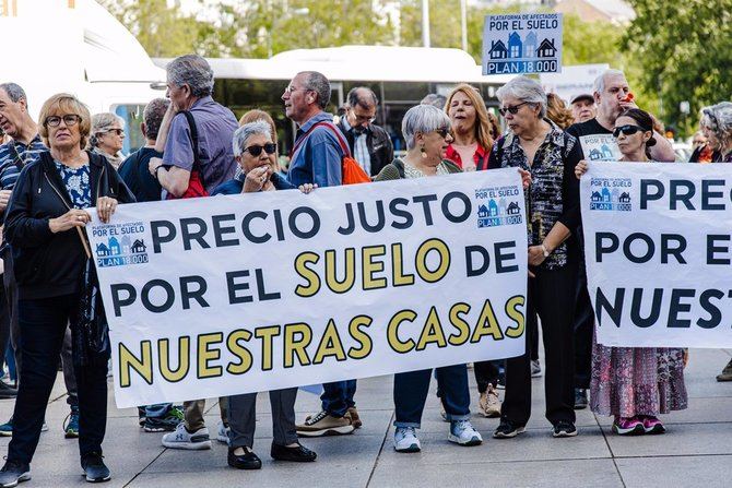 Con el nuevo documento, los superficiarios interesados podrán adquirir el suelo que les corresponda, propiedad del Ayuntamiento de Madrid, a precio asequible, según los precios máximos de venta de vivienda protegida establecidos en la legislación regional.