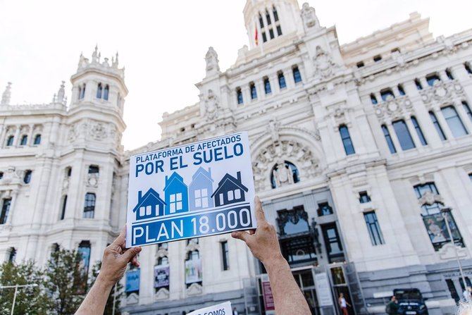 El Plan 18.000 toma su nombre de un programa del Ayuntamiento de la capital de los años 90 para construir viviendas protegidas en terreno público, de modo que los ciudadanos únicamente adquirían un derecho de superficie durante unos años, no la plena propiedad.