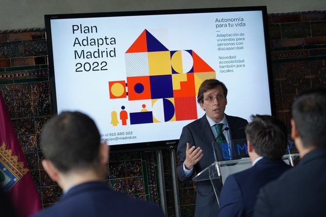 La edición de 2022 incluye también ayudas en locales en planta baja de edificios residenciales, que ya han solicitado 99 locales. En la imagen, el alcalde, José Luis Martínez-Almeida, durante su presentación.