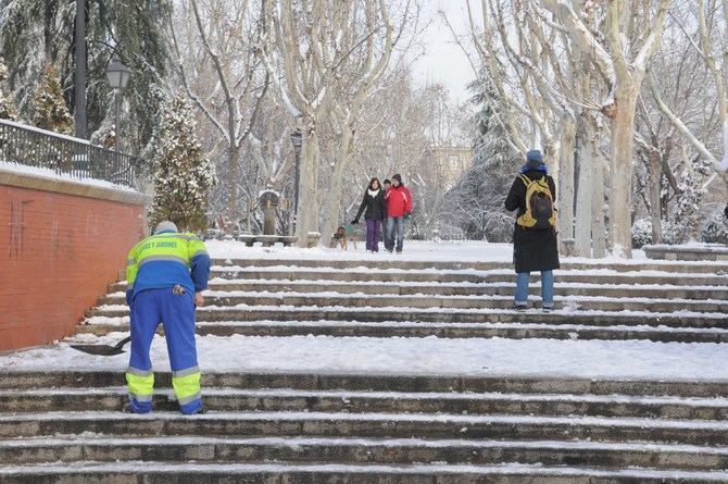 El Ayuntamiento tiene a 3.884 operarios, en diferentes turnos, para reducir el impacto de la posible nevada en la ciudad. En cuanto a los medios mecánicos, han dispuestos un total de 66 máquinas quitanieves, y 254 esparcidores de sal y salmuera.