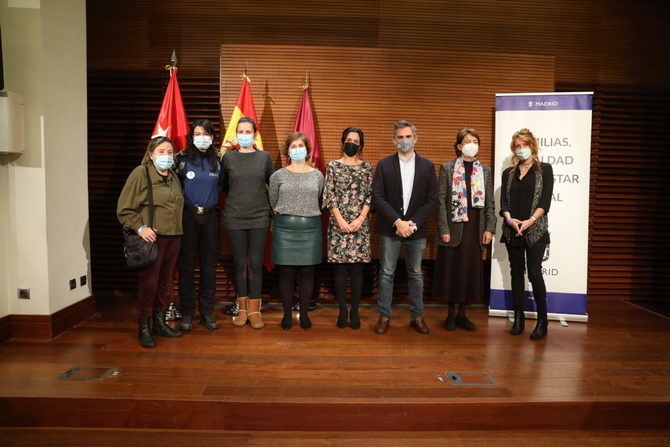 El programa Ciudades Seguras se inicia en Madrid tras la adhesión de la ciudad al Programa Mundial de ONU Mujeres en abril de 2018. En el acto han participado representantes de la Empresa Municipal de Transportes, de la Policía Municipal y de las direcciones generales de Igualdad y de Seguridad.