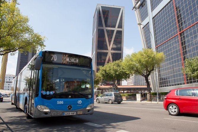 Un total de 17 líneas de autobuses gestionadas por la EMT sufrirán cambios de ruta, entre las 7.00 y las 15.00 horas, en el paseo de la Castellana y entre la plaza de Castilla y la glorieta de Emilio Castelar. 