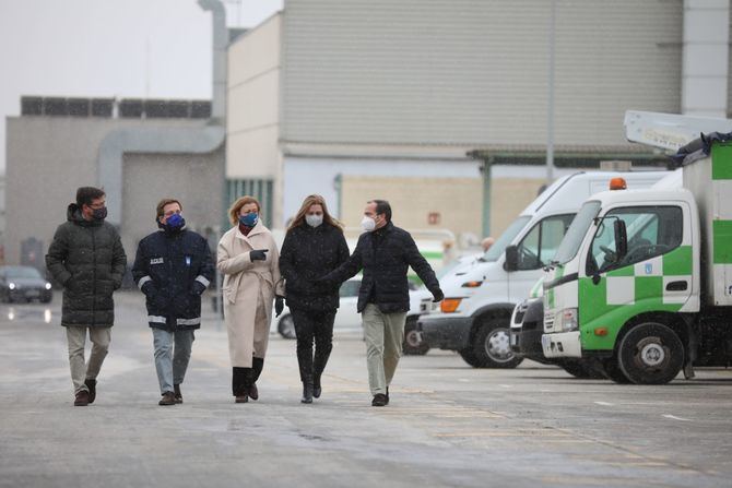 En la visita, el Alcalde ha estado acompañado de los delegados de las áreas de Medio Ambiente y Movilidad, Borja Carabante; Portavoz, Emergencias y Seguridad, Inmaculada Sanz; y Obras y Equipamientos, Paloma García Romero.