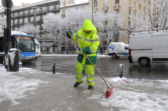 La producción de salmuera aumenta un 211 %; los esparcidores, un 197 % y las cuñas que sustituyen a las palas para retirar la nieve en zonas estrechas, un 213 %. Además, se incorporan 120 nuevas cuchillas quitanieves a los camiones de recogida de residuos.