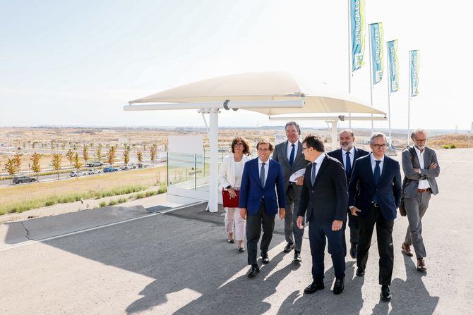 Acompañado por el delegado de Políticas de Vivienda y presidente de EMVS Madrid, Álvaro González, y el concejal del distrito, Ángel Ramos, el alcalde ha visitado hoy estos terrenos donde se edificarán las nuevas viviendas del Plan Suma Vivienda.