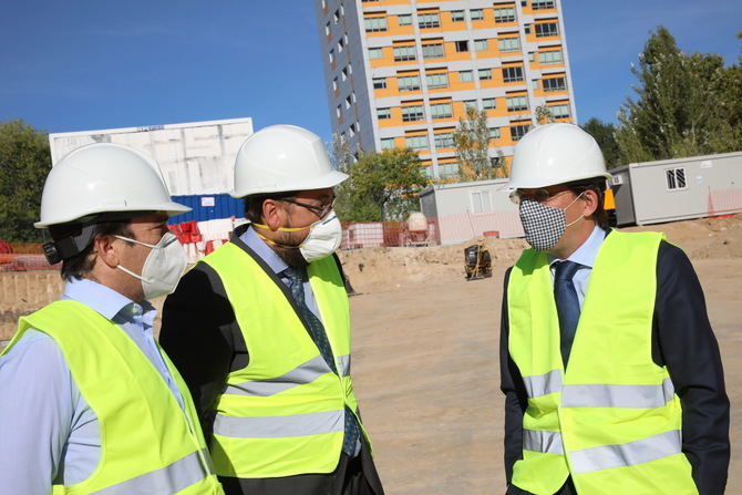 Martínez-Almeida visita las obras del aparcamiento disuasorio de Fuente de la Mora, que estará listo en primavera