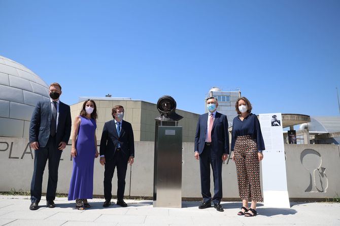 El alcalde de Madrid, José Luis Martínez-Almeida, y el embajador de la Federación de Rusia en España, Yury Korchagin, han estado presentes en este homenaje.