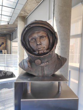 Un busto del astronauta Yuri Gagarin preside desde este martes la entrada del Planetario de Madrid