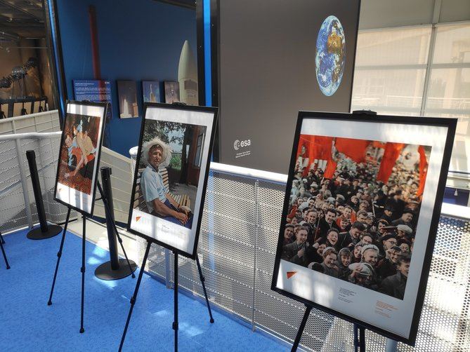 Los asistentes al acto han podido visionar en la sala de proyecciones un vídeo-resumen de la vida del astronauta, así como visitar una exposición que recorre momentos de Yuri Gagarin en diferentes facetas de su vida.