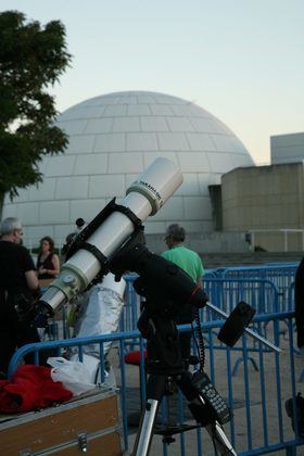 Los asistentes podrán observar la Luna, Júpiter y Saturno (con sus anillos), protagonistas del anochecer de este viernes.