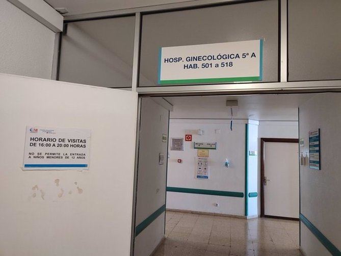 Trabajadores del Hospital 12 de Octubre en Madrid denuncian la falta de camas y personal en la planta de Ginecología, con solo dos enfermeras y dos técnicos para atender a 24 pacientes. El hospital está buscando soluciones, pero tiene dificultades para contratar más personal. 
