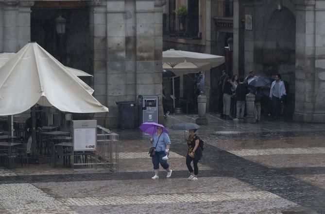 La previsión apunta para este viernes cielos cubiertos o nubosos, con chubascos acompañados de tormenta, que podrán ser localmente intensos, y tendiendo a la aparición de intervalos nubosos al final del día.