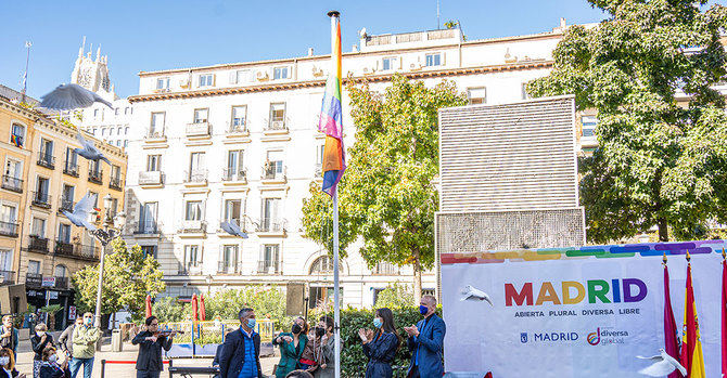 El pasado 24 de octubre, en un acto enmarcado en la celebración del Día de las Naciones Unidas y en el que participaron, entre otros, la vicealcaldesa de Madrid, Begoña Villacís, se instaló un mástil provisional, a causa de las obras que iban a llevarse a cabo en la plaza.