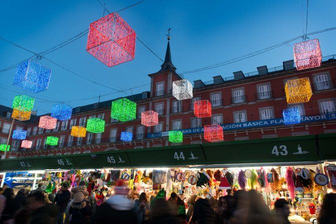 Desde 1860, cuando el Ayuntamiento trasladó definitivamente el mercadillo a la plaza Mayor, este zoco navideño acude a la cita con madrileños y visitantes y se convierte en reclamo para todos los que quieren iniciar las fiestas en un lugar emblemático de la ciudad de Madrid.