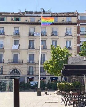 Bandera LGTBI permanente en la plaza de Pedro Zerolo.