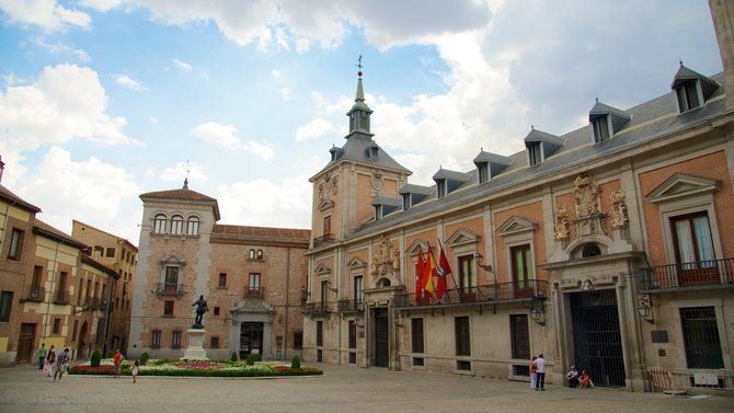 El arranque de los actos es una zambombada que se celebra a las 12.30 horas de este domingo, 19 de diciembre. El pasacalles musical recorrerá la plaza de la Villa, la calle Mayor, la de Santiago, la plaza de Ramales y la de Oriente, para dar una ruidosa y divertida bienvenida a la Navidad.