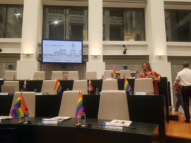 Por tercer año consecutivo, la bandera arcoíris no luce en el Palacio de Cibeles en conmemoración del Orgullo, como han denunciado públicamente los grupos de la izquierda.