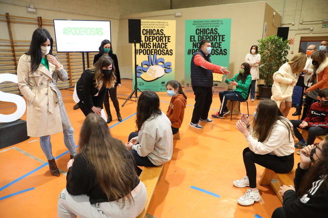 Villacís celebra que el programa “se haya convertido en un referente para incentivar el deporte en niñas y adolescentes madrileñas”.