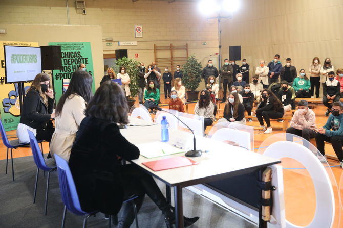 Las atletas profesionales Elena García Grimau y Lucía Rodríguez Montero han impartido la primera charla en el Centro Deportivo Municipal Cerro Almodóvar, en Villa de Vallecas.