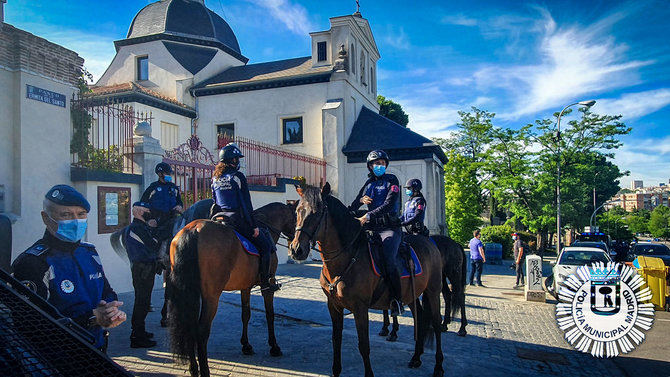 Según ha explicado la portavoz del Gobierno municipal y delegada de Seguridad y Emergencias, Inmaculada Sanz, 'no ha habido grandes aglomeraciones' en las fiestas de San Isidro este fin de semana, salvo 'algún punto del Centro, donde se ha tenido que disolver un botellón'.