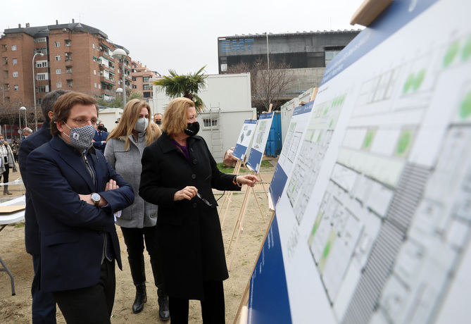 La nueva Unidad Integral de Distrito (UID) de Policía Municipal se enmarca en los planes municipales de sustitución progresiva de las sedes prefabricadas. Durante la visita, Martínez-Almeida ha estado acompañado de las delegadas de Obras y Equipamientos y de Seguridad y Emergencias, Paloma García Romero e Inmaculada Sanz, y del concejal del distrito, Santiago Saura. 