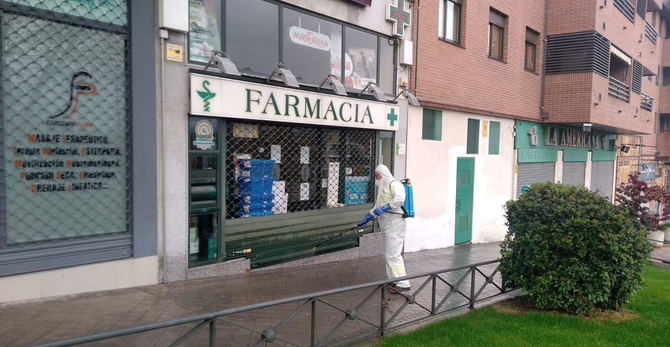 Los trabajadores del servicio de limpieza y recogida de basura de Pozuelo aplican hipoclorito, entre otros productos, para la limpieza de calzadas y aceras.