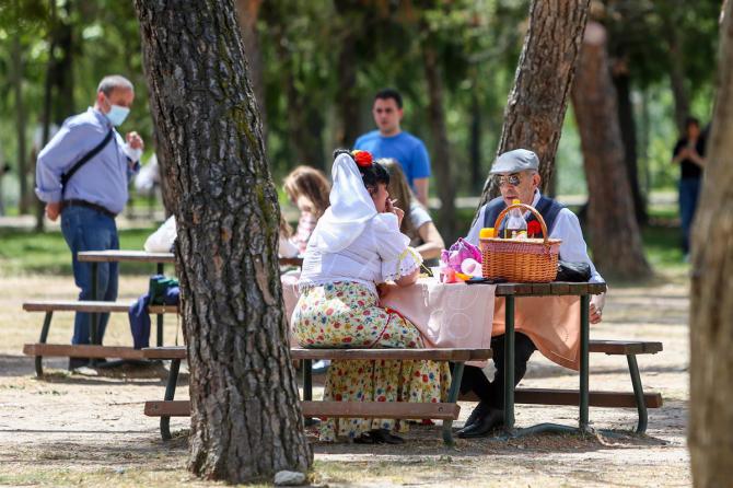 Parpusas, claveles y mantones regresan desde este viernes a la Pradera de San Isidro, tras el parón por la pandemia