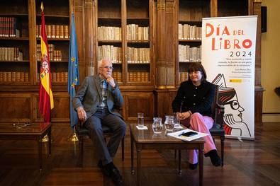 Mateo Díez, durante el encuentro de este lunes con los medios de comunicación, moderado por la directora general del Libro, del Cómic y de la Lectura, María José Gálvez, en la sede central de la Biblioteca Nacional de España.