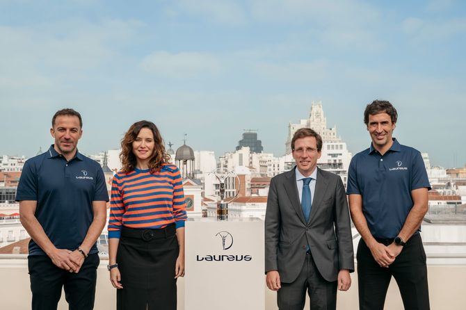 José Luis Martínez-Almeida, alcalde de Madrid, e Isabel Díaz Ayuso, presidenta de la Comunidad de Madrid, junto con los miembros de la Academia Laureus Raúl González y Alessandro Del Piero, durante la presentación de la capital como sede de la gala de entrega de los Premios Laureus 2023, el pasado febrero.