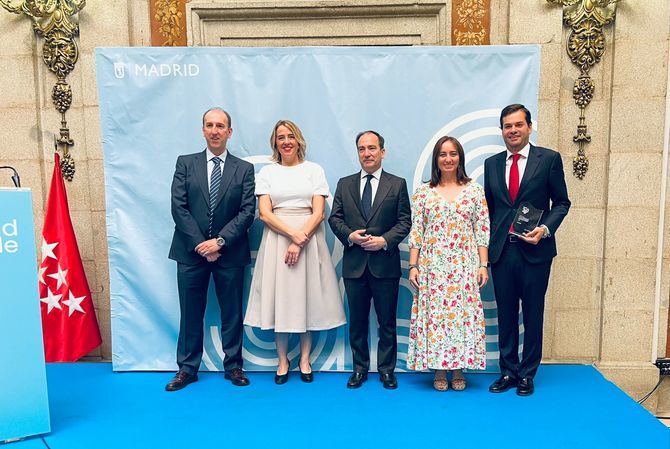 Acto de entrega de estos galardones, celebrado en el Patio de Cristales de la Casa de la Villa el pasado junio, en el que el delegado de Urbanismo, Medio Ambiente y Movilidad, Borja Carabante, reconocía la contribución de Redexis y Open Via Air a las actuaciones que promueve la Estrategia de Sostenibilidad Ambiental Madrid 360.