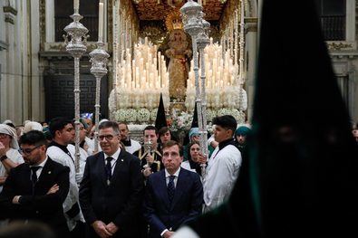 El alcalde de Madrid, José Luis Martínez-Almeida, acompañado de la delegada de Cultura, Turismo y Deporte, Marta Rivera de la Cruz, y el concejal de Centro, Carlos Segura, ha asistido a la interpretación de la saeta dedicada a los pasos de Nuestro Padre Jesús del Gran Poder y María Santísima de la Esperanza Macarena en el interior de las iglesias, debido a la cancelación de las procesiones de Jueves Santo por motivos meteorológicos.