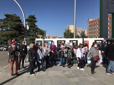 Decenas de vecinos de Carabanchel realizaron este viernes un tren de papel para recorrer simbólicamente las estaciones de la futura ampliación de la línea 11 de Metro de Madrid, entre Palos de la Frontera y Plaza Elíptica, y pedir su ejecución.