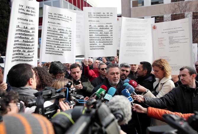 Según el presidente de la FPTM, Julio Sanz, 'este es el primero de los pasos' que ya anunciaron que darían para intentar frenar el 'atropello que se está produciendo contra el taxi.