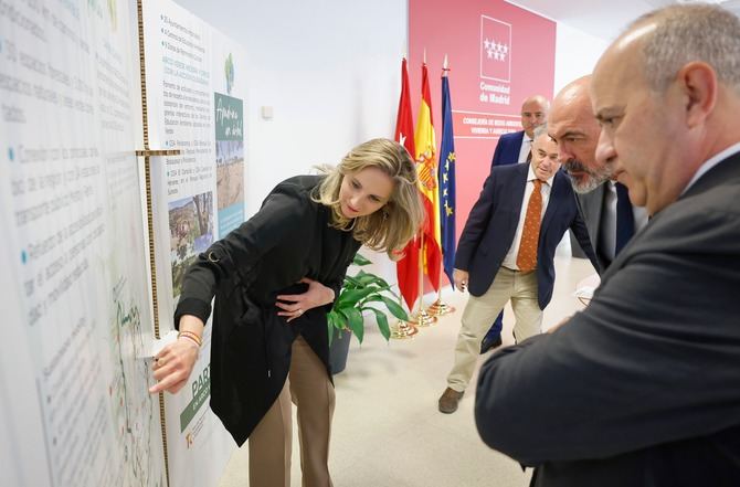 La consejera de Medio Ambiente, Vivienda y Agricultura, Paloma Martín, ha firmado hoy un protocolo de colaboración con representantes de estas tres instituciones educativas públicas para desarrollar actuaciones que protejan la flora y la fauna de esta infraestructura verde.