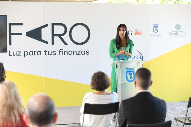 'Este proyecto reúne dos aspectos clave de nuestra forma de entender la política municipal y en particular, la social: la innovación y la colaboración público-privada', ha subrayado Villacís, durante la presentación del proyecto en el Centro de Servicios Sociales de Valdebernardo.